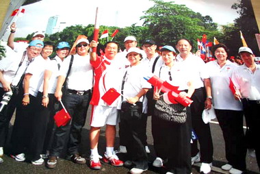 印尼僑領黃進益傳遞奧運聖火(圖)