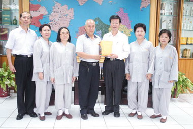 為川民點燈祈福玄空寺募款送大愛(圖)