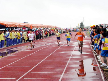 西湖全民運動會雨中進行民眾熱情不減(圖)