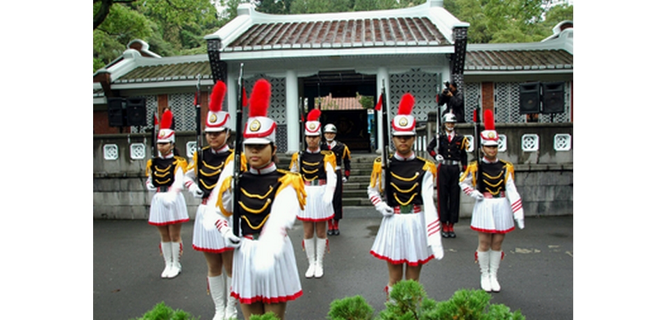 封閉五個月之久的慈湖陵寢今天重新開放(圖)