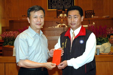 新竹縣議員陳柏維為消防弟兄請命(圖)