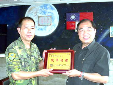 市長張通榮率隊向駐軍弟兄祝賀端午節快樂(圖)