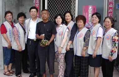 粽羽飄香金寧榮欣志工探慰老榮民(圖)