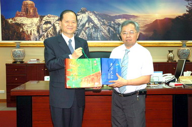 台電新竹區營業處處長黃堯拜會縣長(圖)