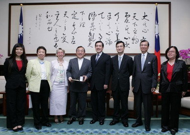 總統接見國際管理大師大前研一夫婦(圖)