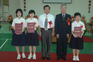 縣長參加湖西國中及龍門國小畢業典禮(圖)