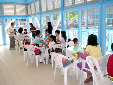 集集鎮立游泳池休憩玻璃屋設施遠離小黑蚊(圖)