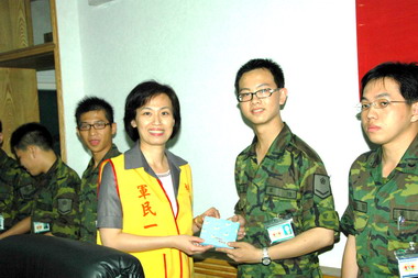 桃園縣府組成勞軍團慰問官兵弟兄(圖)