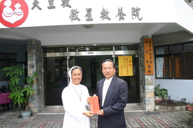 慰問縣境內社福團體並致贈加菜金(圖)