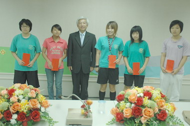 接見全縣中小聯運等田徑錦標賽優秀選手(圖)