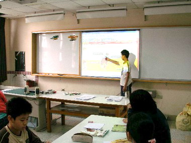 大湖國小學童使用互動式電子白板上課(圖)