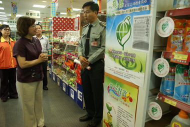 黃敏惠為5家綠色商店揭牌(圖)