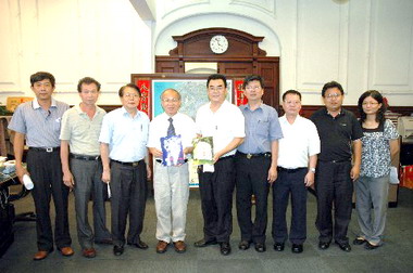 虎山社區發展協會理事長拜會市長林政則(圖)