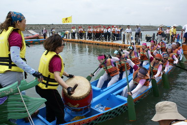 嘉義市娘子軍豔紫荊隊出賽男性成啦啦隊(圖)