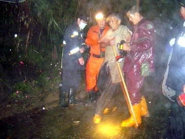 魚池老農黃福常巡視茶園時墜岩(圖)