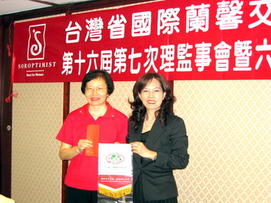 單親媽媽獲頒為婦女創造機會獎(圖)