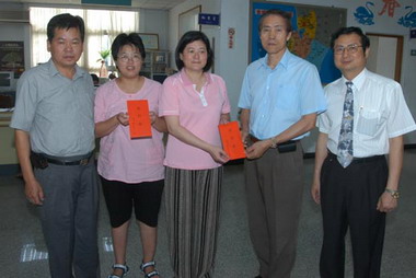 端節送暖省府探慰民眾(圖)