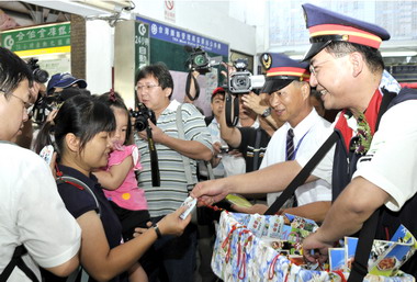 苗栗火車站旅遊服務中心揭牌(圖)