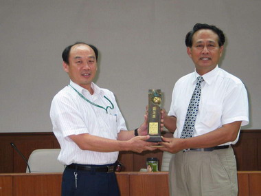 建築園冶獎獎座  呈獻給曹縣長(圖)