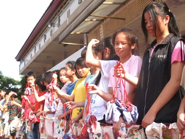 水源國小頒發「永久校長大榕樹」畢業證書(圖)