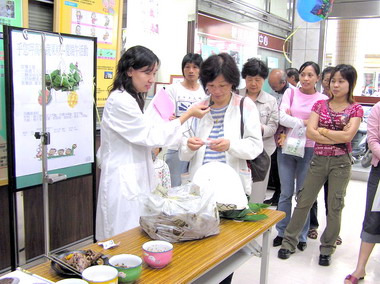 端午節將屆醫院大方送病患健康粽(圖)