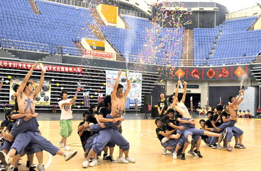 體操鐵人賽選手展現力與美(圖)