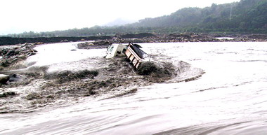 連續大雨致溪水暴漲集集分局開放路段(圖)