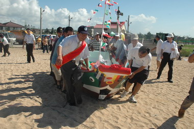 推展牽罟活動－舢舨下水典禮(圖)