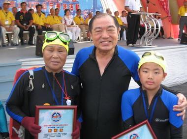 張通榮完成外木山海上4000公尺長泳挑戰(圖)