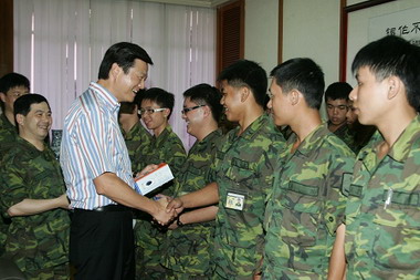 台北縣長率團勞軍 探訪北縣子弟(圖)