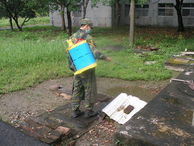 後備907旅隆田退舍愛民打掃防範登革熱(圖)