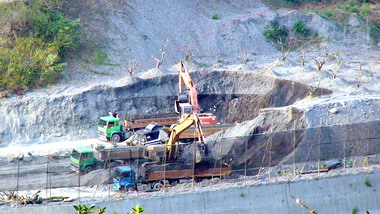 南投警方破獲假借合法標售盜採砂石(圖)