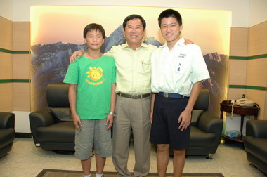 縣長接見嘉義縣兩位總統教育獎得主(圖)