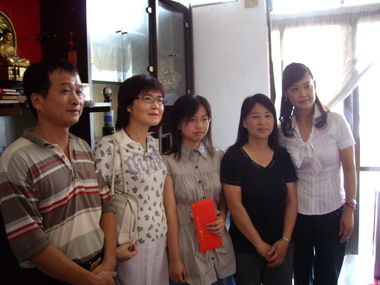 縣長夫人關懷弱勢家庭陳女士(圖)