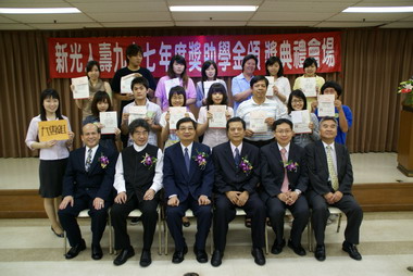 新光人壽獎助學金頒獎(圖)