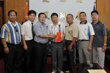 國小女足隊缺錢出國比賽縣長幫助圓夢(圖)