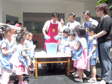 腸病毒肆虐卓伯源教導小朋友防範(圖)