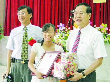 光復國小畢業典禮縣長親頒縣長獎(圖)