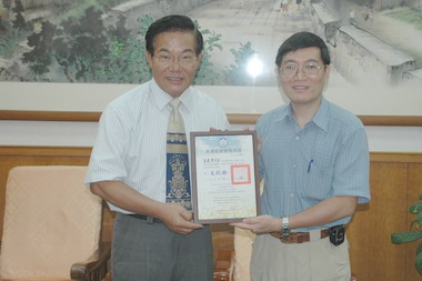 頒發花火攝影達人呂展源榮譽縣民證(圖)