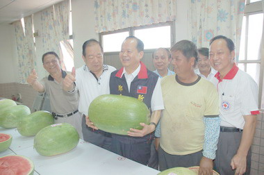 縣長為新竹縣優質西瓜、洋香瓜代言(圖)