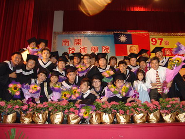南開技術學院14日舉行97級畢業典禮(圖)