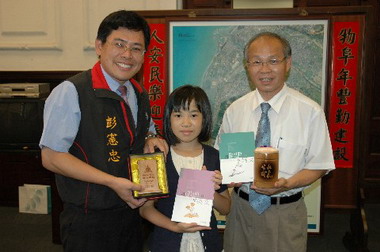 市長約見南寮國小獲市長獎的彭筠雅小朋友(圖)