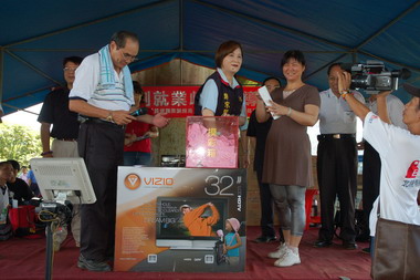 親水河濱公園舉辦勞工親子健走活動(圖)