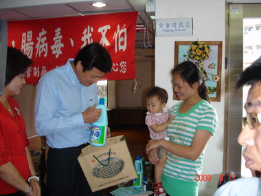 板橋衛生所送消毒水及香皂予民眾(圖)