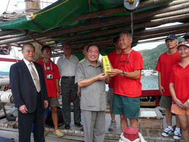 張通榮市長為「太平公主號」船員送行(圖)