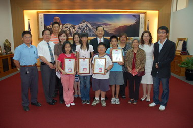 新竹縣長勉勵榮獲97年總統教育獎同學(圖)