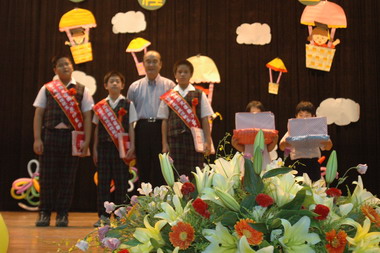 花蓮縣長謝深山蒞臨光復國小參加畢典(圖)