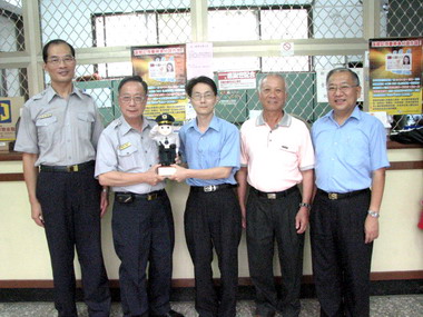 信義農會員工機警防詐騙林一民前往慰問(圖)