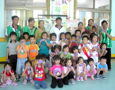 民進黨主委陳昭煜教導小朋友遠離腸病毒(圖)