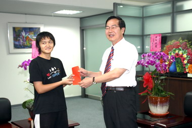 水里國中何淑靜成績優異獲頒贈2萬元(圖)